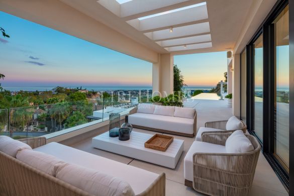Villa de luxe neuve avec vue sur la mer à El Herrojo, Benahavis