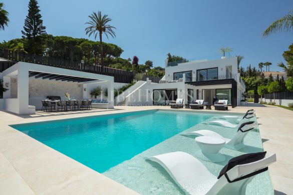 Luxueuse villa moderne déjà construite à Nueva Andalucia, Marbella