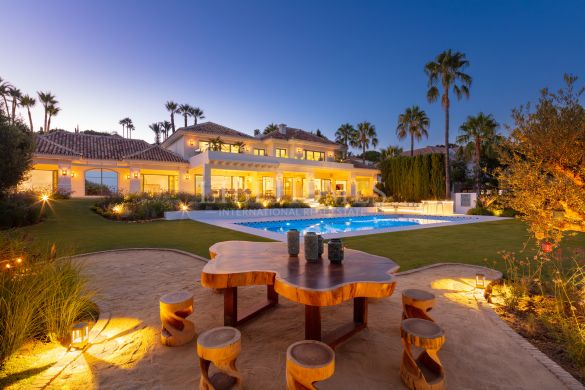 Belle villa de luxe avec vue sur la mer à Nueva Andalucía, Marbella