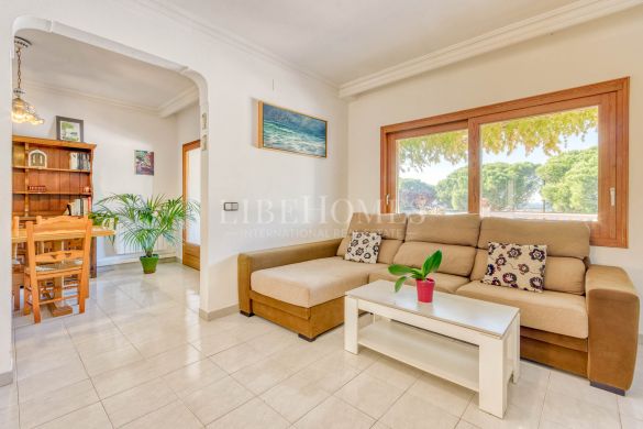 Seafront house in Roses city center, in front of the marina