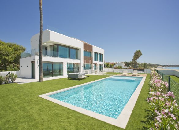 Beachfront brand new villa in El Saladillo, New Golden Mile, Estepona