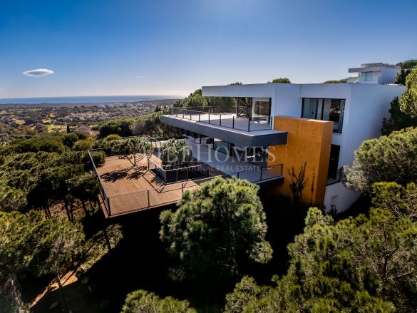 Villa nueva con increíbles vistas panorámicas y al mar en Sotogrande