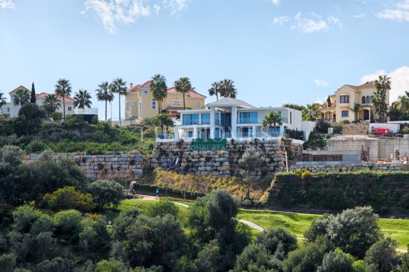 Modern villa, spectacular sea views, in La Alqueria, Benahavis