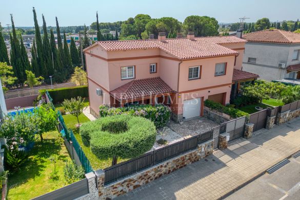 Cozy semi-detached house within walking distance of Figueres center