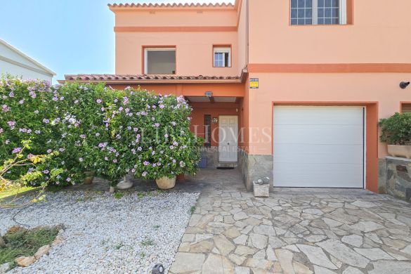 Cozy semi-detached house within walking distance of Figueres center