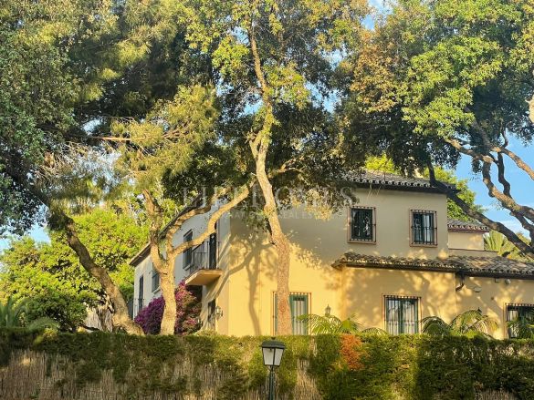 Traditional style villa on a large, elevated plot in Sotogrande Alto