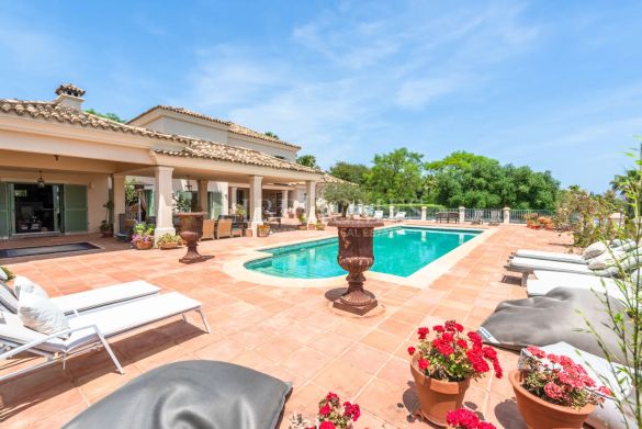 Spacious 9-Bedroom villa with panoramic views in Sotogrande Alto