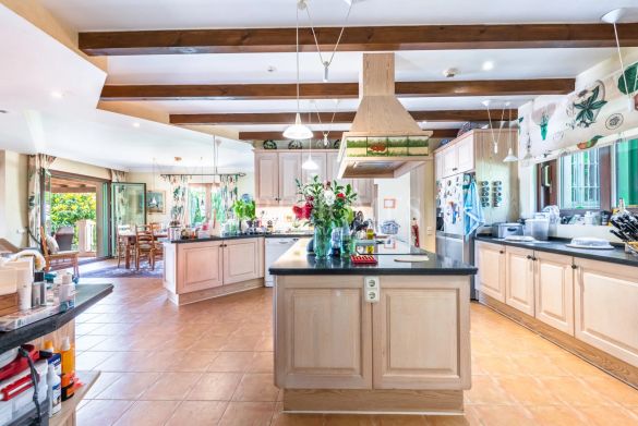 Spacious 9-Bedroom villa with panoramic views in Sotogrande Alto