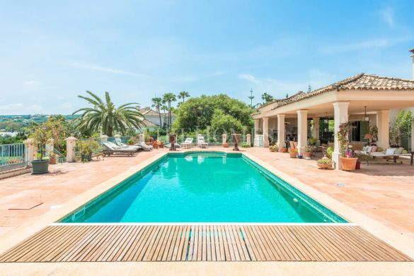 Spacious 9-Bedroom villa with panoramic views in Sotogrande Alto