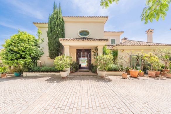 Spacious 9-Bedroom villa with panoramic views in Sotogrande Alto