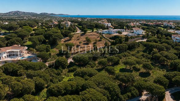Parcela edificable con proyecto de villa incluido, en Sotogrande