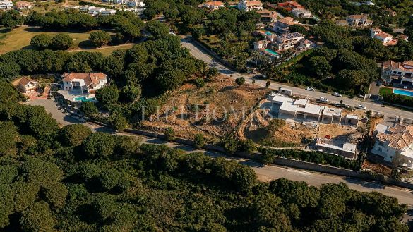 Parcela edificable con proyecto de villa incluido, en Sotogrande