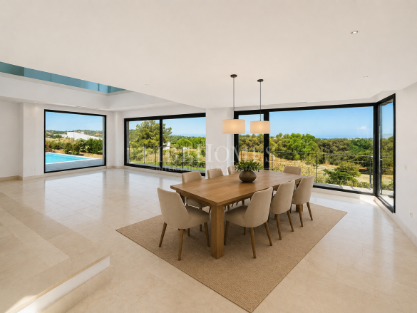 Villa moderna con vistas panorámicas al mar en La Reserva, Sotogrande