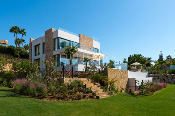 Modern style, top luxury villa with sea views in Marbella Golden Mile