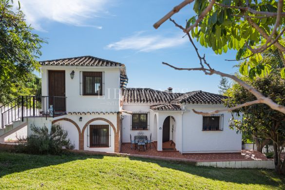 Beautiful Andalusian villa with a unique character in Marbella East