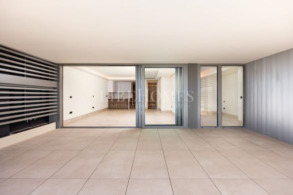 Brand new, luxury beachfront apartment for sale in Malaga city