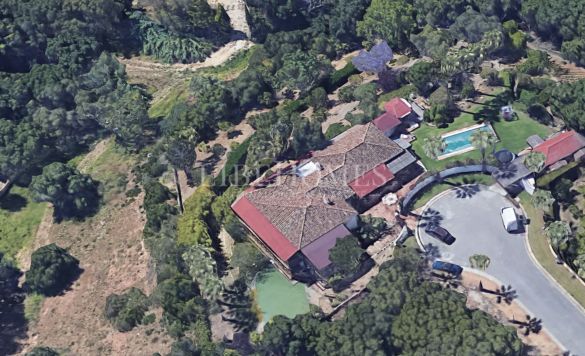 Beautiful colonial-style villa in Sotogrande Costa, with a guest house
