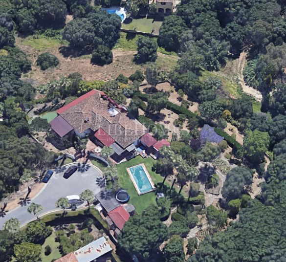 Beautiful colonial-style villa in Sotogrande Costa, with a guest house