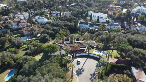 Beautiful colonial-style villa in Sotogrande Costa, with a guest house