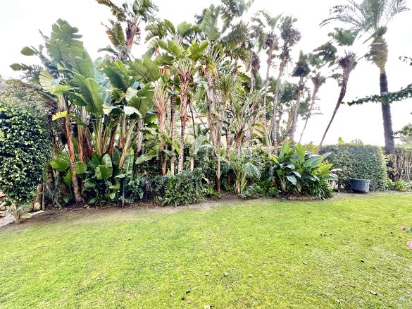 Apartamento con jardín y piscina privados en la Marina de Sotogrande