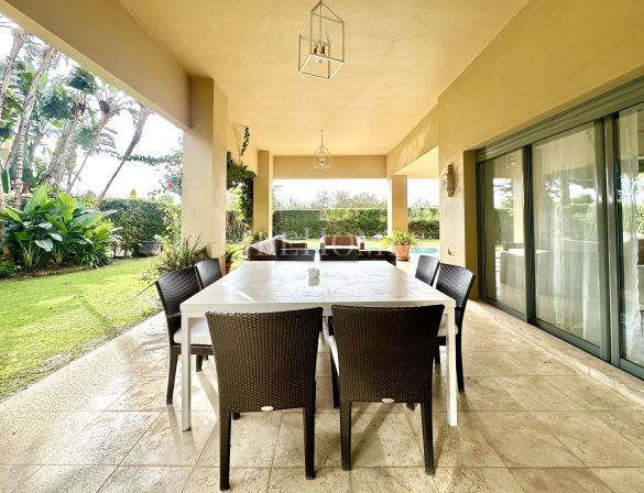 Apartamento con jardín y piscina privados en la Marina de Sotogrande