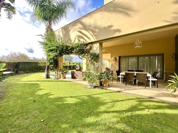 Apartamento con jardín y piscina privados en la Marina de Sotogrande