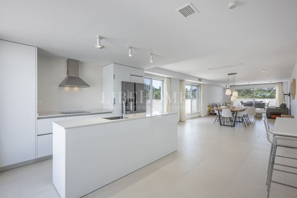 Modern penthouse in the exclusive gated complex La Reserva, Sotogrande