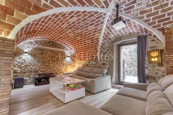 Fully renovated stone house in Garriguella village, in Costa Brava