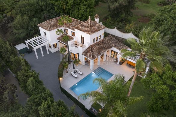 Modern villa with all the Andalusian charm in Paraíso Alto, Benahavis