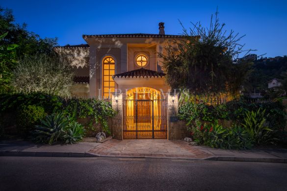 Beautiful traditional-style villa in Los Arqueros Golf, Benahavis