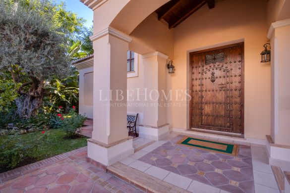 Beautiful traditional-style villa in Los Arqueros Golf, Benahavis