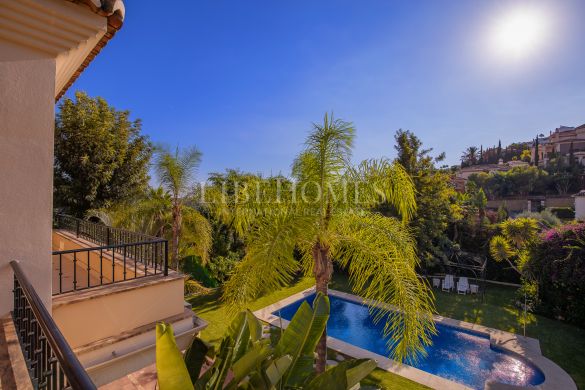 Beautiful traditional-style villa in Los Arqueros Golf, Benahavis