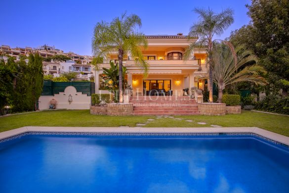 Beautiful traditional-style villa in Los Arqueros Golf, Benahavis