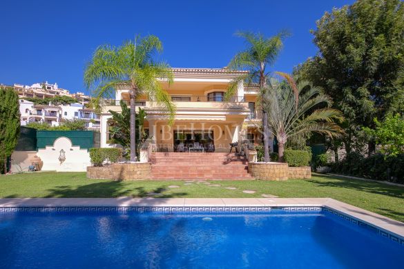 Beautiful traditional-style villa in Los Arqueros Golf, Benahavis
