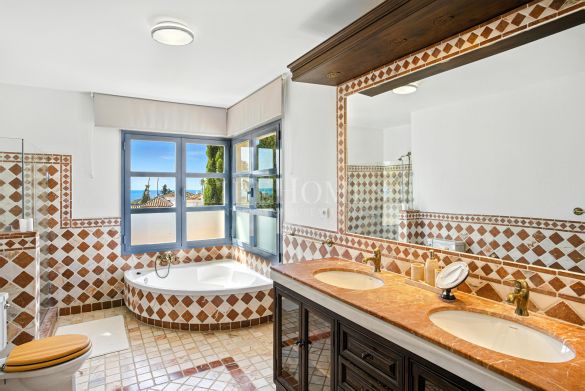 Beautiful villa with sea views in Estepona Hills, Altos de Estepona