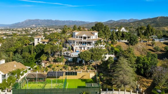 Luxury villa with sea views in Hacienda las Chapas, Marbella