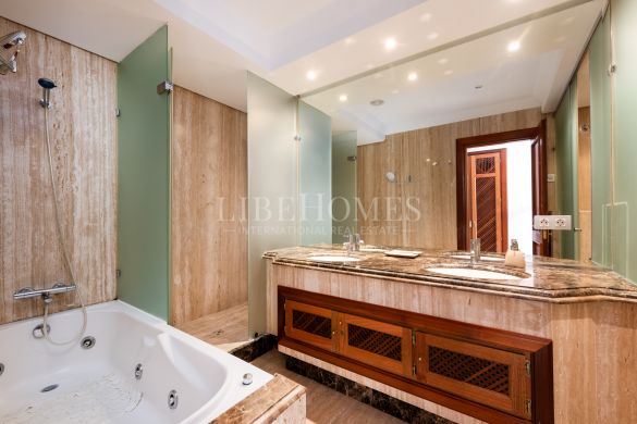 Beautiful beachfront apartment with sea views in Estepona