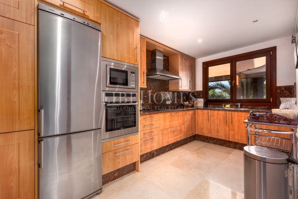 Beautiful beachfront apartment with sea views in Estepona