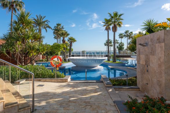 Beautiful beachfront apartment with sea views in Estepona