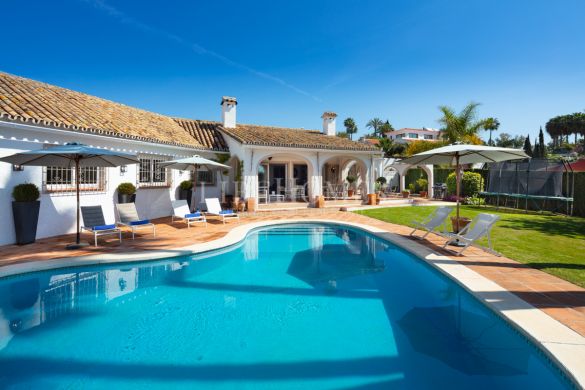 Andalusian single-story villa, panoramic views, El Rosario, Marbella