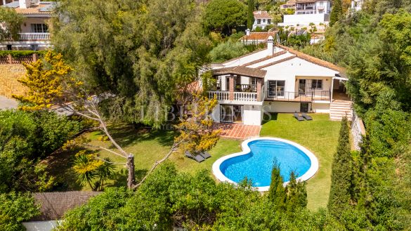 Beautiful Andalusian-style villa for sale in El Rosario, Marbella