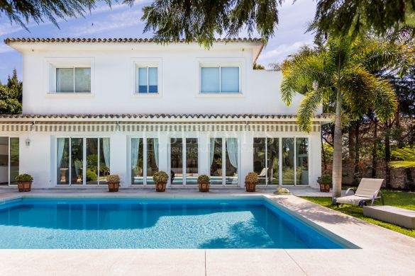 Luxury villa with sea views in Los Monteros Playa, Marbella East