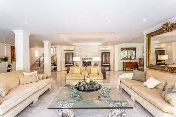 Luxury villa with sea views in Los Monteros Playa, Marbella East