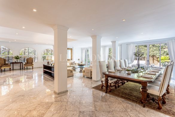 Luxury villa with sea views in Los Monteros Playa, Marbella East