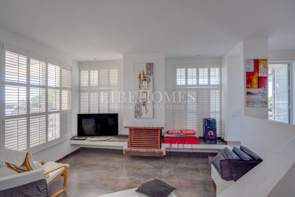 Eight bedroom villa with panoramic sea views in Elviria, Marbella