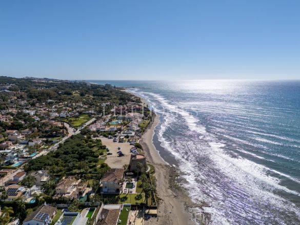 Modern beachside villa in the prestigious Marbesa area, ​​Marbella East