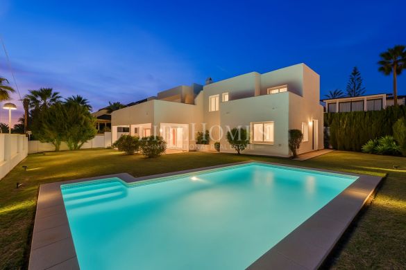 Modern beachside villa in the prestigious Marbesa area, ​​Marbella East