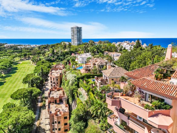 Ático dúplex con vistas panorámicas al mar en Vista Golf, Marbella