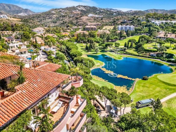Ático dúplex con vistas panorámicas al mar en Vista Golf, Marbella