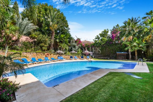 Ático dúplex con vistas panorámicas al mar en Vista Golf, Marbella